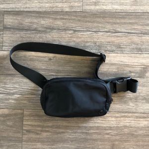 Lululemon everywhere belt bag black
